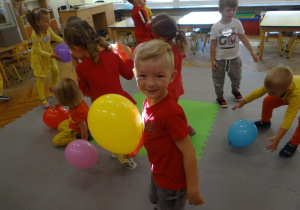 Chłopiec łapie balon